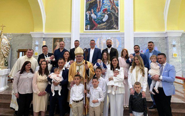 Biskup Majić krstio šestero djece u župi sv. Ivana Krstitelja Podhum-Livno