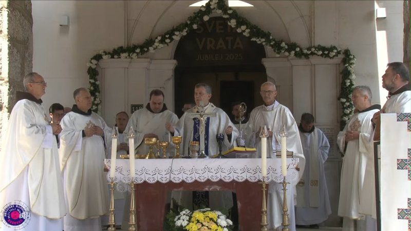 Nadbiskup Vukšić otvorio svibanjsku pobožnost u Olovu