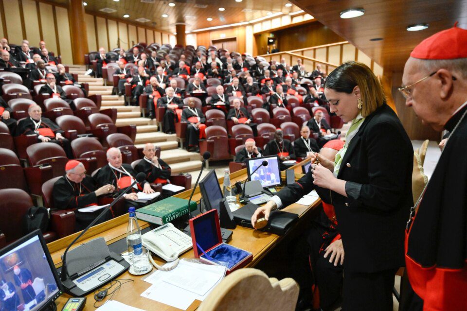 Kardinali svjedoci uništavanja prstena pape Franje, pečata