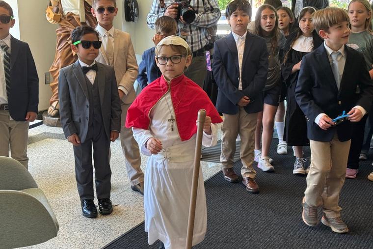 ‘Habemus Papam!’: Drugi razred ‘izabrani papa’ na Pinecrest Academy