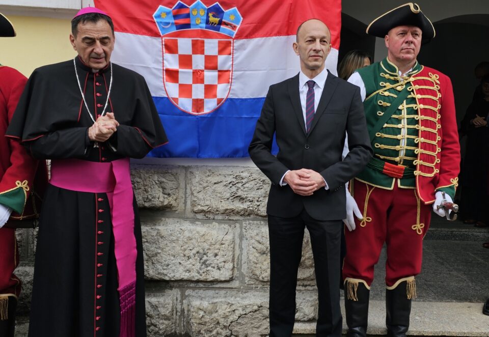 Svečano otkrivena Spomen ploča u čast 1100. obljetnice Hrvatskog kraljevstva i krunidbe kralja Tomislava