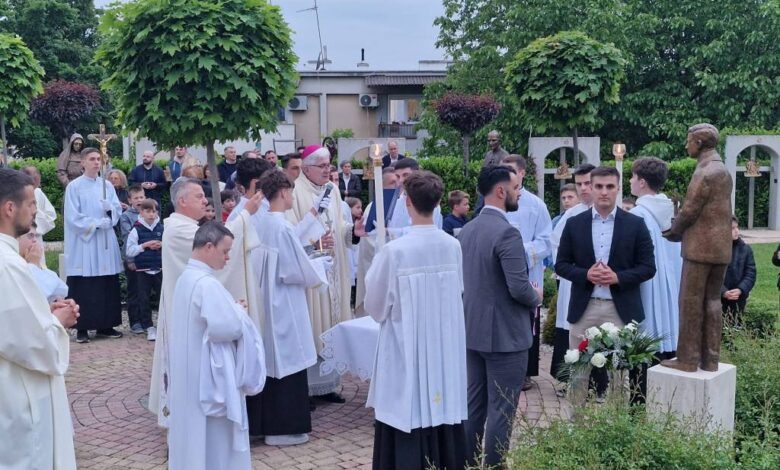 Biskup Majić blagoslovio kip bl. Ivana Merza u župi Svih svetih u Sesvetama