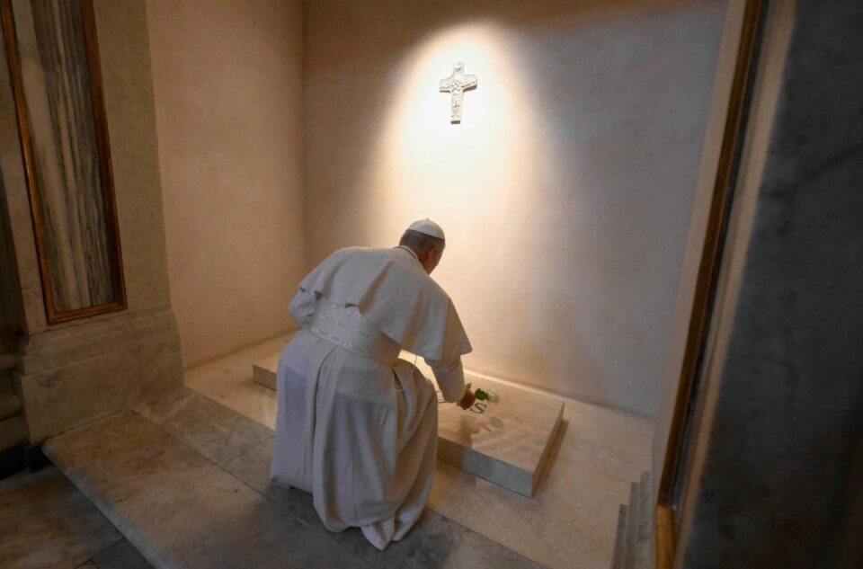Papa Leo XIV moli se u grobu pokojnog pape Franjo u St. Mary Majoru – Vatikanska vijest