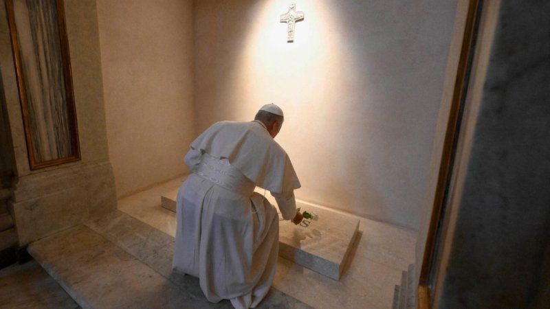 Papa Lav XIV. pomolio se na grobu pape Franje