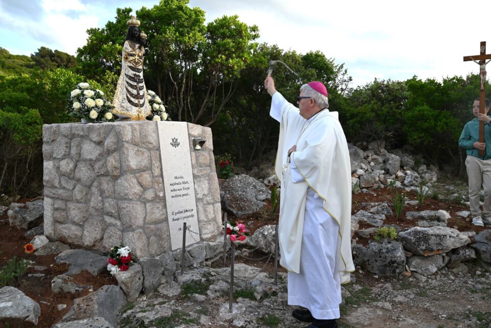 BANJ, PAŠMAN: Nadbiskup Zgrablić blagoslovio zavjetni kip Gospe Loretske kod vrata od Bokolja