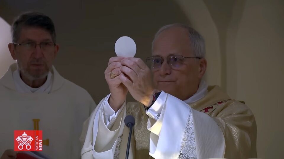 Papa Lav XIV. služio misu u vatikanskoj kripti i pomolio se na grobovima prethodnika