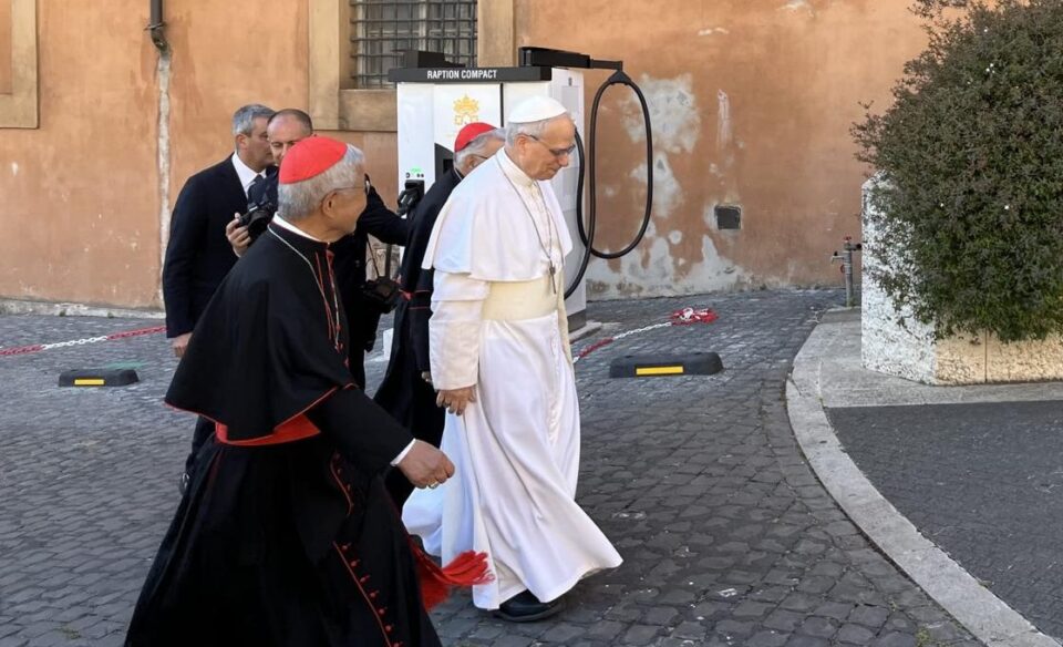 Papa Lav XIV. na Instagramu i X-u