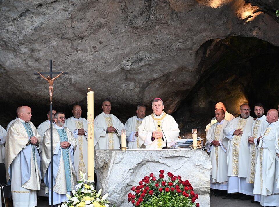 Hodočasnici u Lourdesu slavili misu pred Špiljom ukazanja