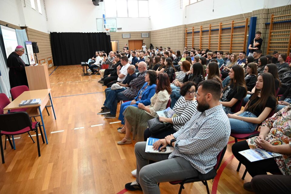 ZADAR: Pozdrav nadbiskupa Zgrablića na proslavi ‘Dani otvorenih vrata’ Katoličke gimnazije Ivana Pavla II.