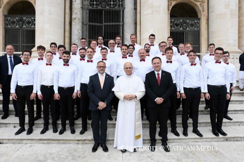 Akademski muški zbor FER-a pjevao na audijenciji pape Lava XIV.