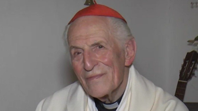 Papa u telefonskom razgovoru izrazio podršku 99-godišnjem kardinalu Karlicu nakon operacije