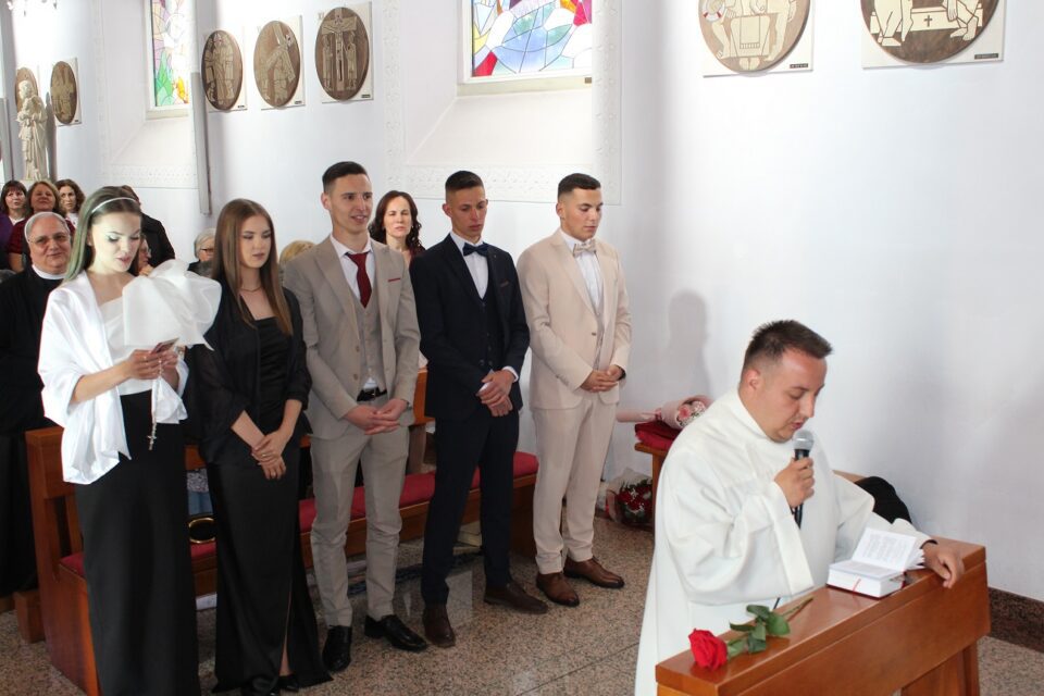 Prozor: Misa i krunica na početku proslave mature