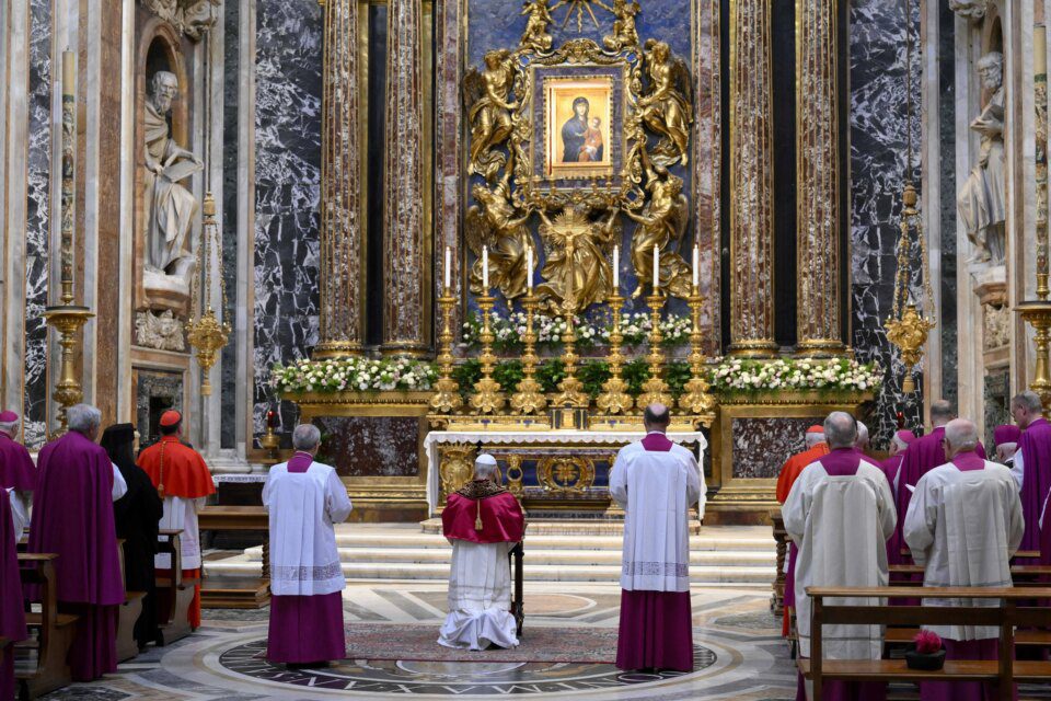Papa Leo XIV moli se prije Marijine ikone, “Zdravlje rimskog naroda”, u St. Mary Majoru