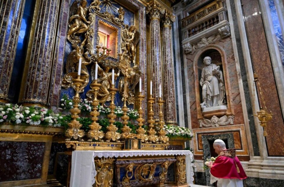 Papa u molitvi pred ikonom Salus Populi Romani: Utješi one koji su bez doma i zaštite