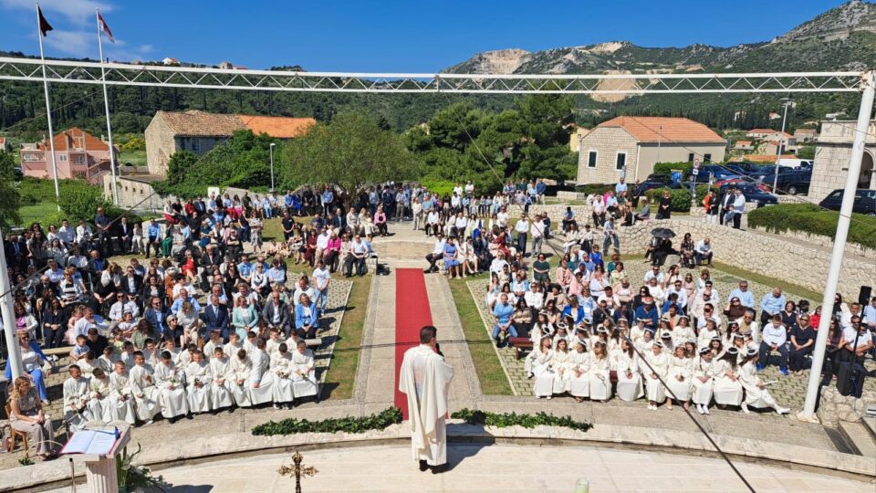 Djeca u mnogim župama primila su Prvu pričest – Dubrovačka biskupija