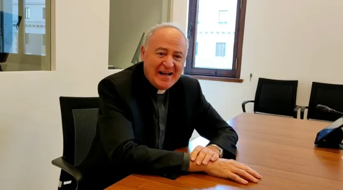 Papa Leo XIV dodiruje Monsignor Renzo Pegoraro za predsjedništvo Papinske akademije za život