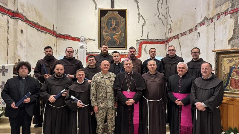 ​​​​​​​Podjela diploma sudionicima Đakonske pastoralne godine
