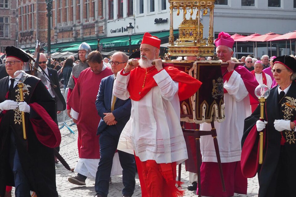 Fotografije: 45.000 pohađanje Brugge ‘povorka svete krvi u čast Kristovoj relikviji