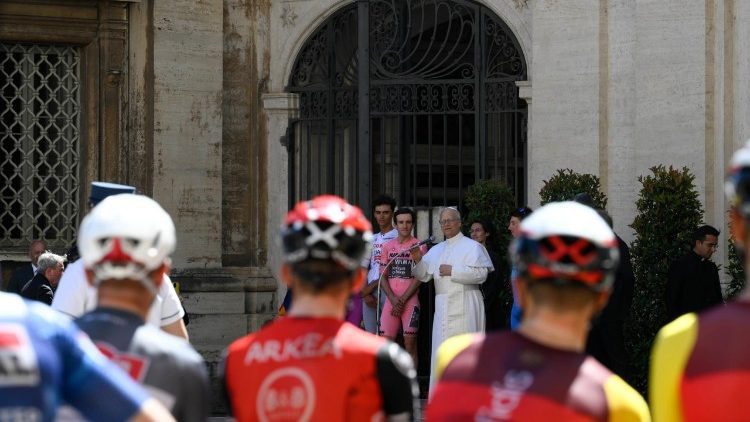 Papa pozdravio bicikliste Giro d’Italia: „Budite uzori mladima“