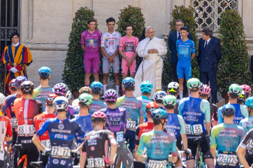 Fotografije: Papa Leo XIV Blagoslovi bicikliste Giro d’Italia u gradu Vatikan