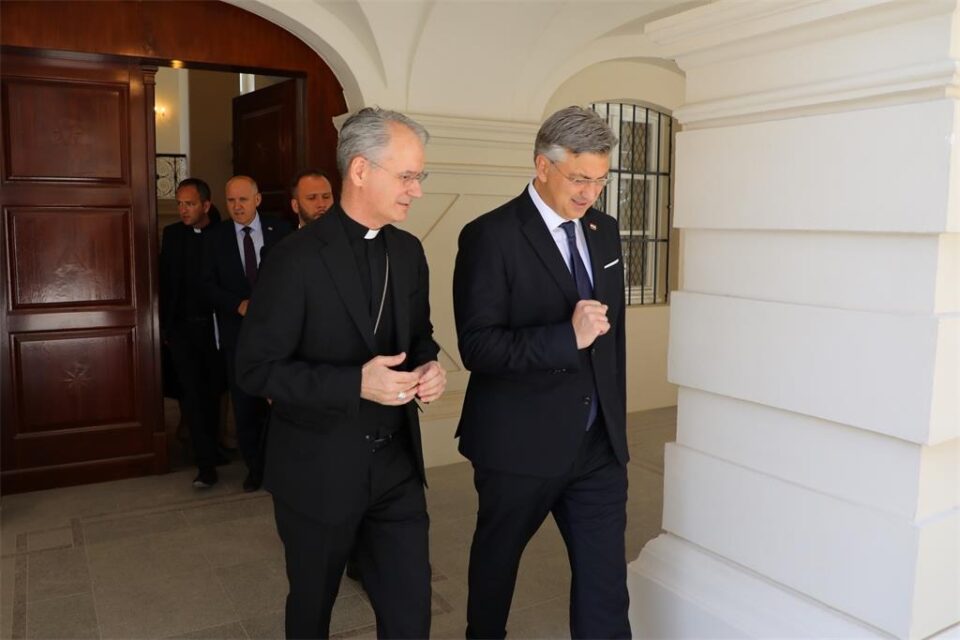 Nadbiskup Kutleša i premijer Plenković obišli Zagrebačku katedralu