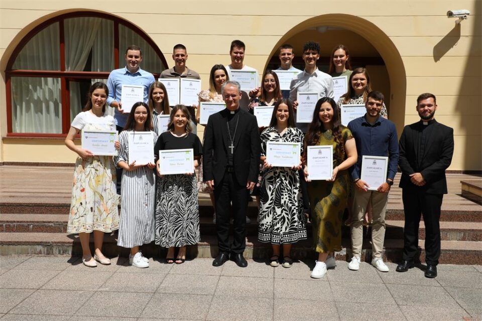 Zagrebačka nadbiskupija – Nadbiskup Kutleša uručio certifikate animatorima instruktorima Zagrebačke nadbiskupije