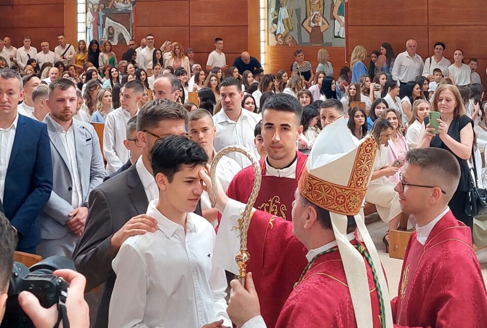 Mostar: Biskup Palić podijelio kandidatima sakrament svete potvrde