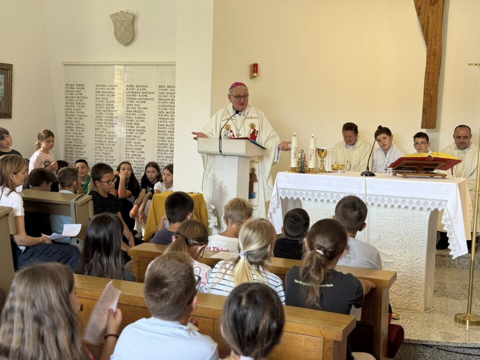 Biskup Rogić predvodio misu zahvalnicu u Katoličkoj osnovnoj školi u Šibeniku