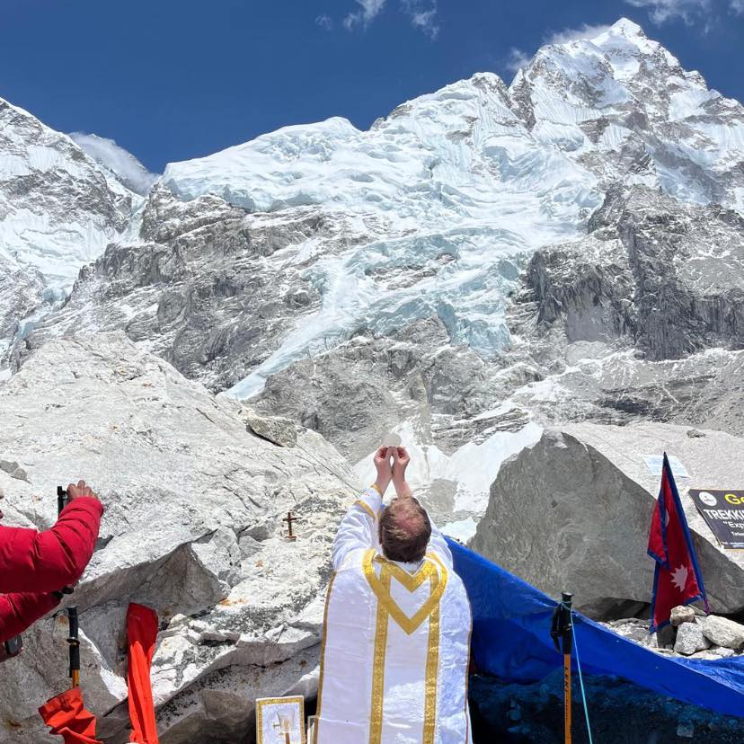 Mount Everest: Prva katolička sveta misa na “Krovu svijeta”
