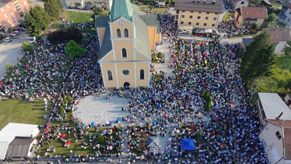 Nadbiskup Vukšić predslavio uočnicu u župi sv. Ante Padovanskog u Busovači