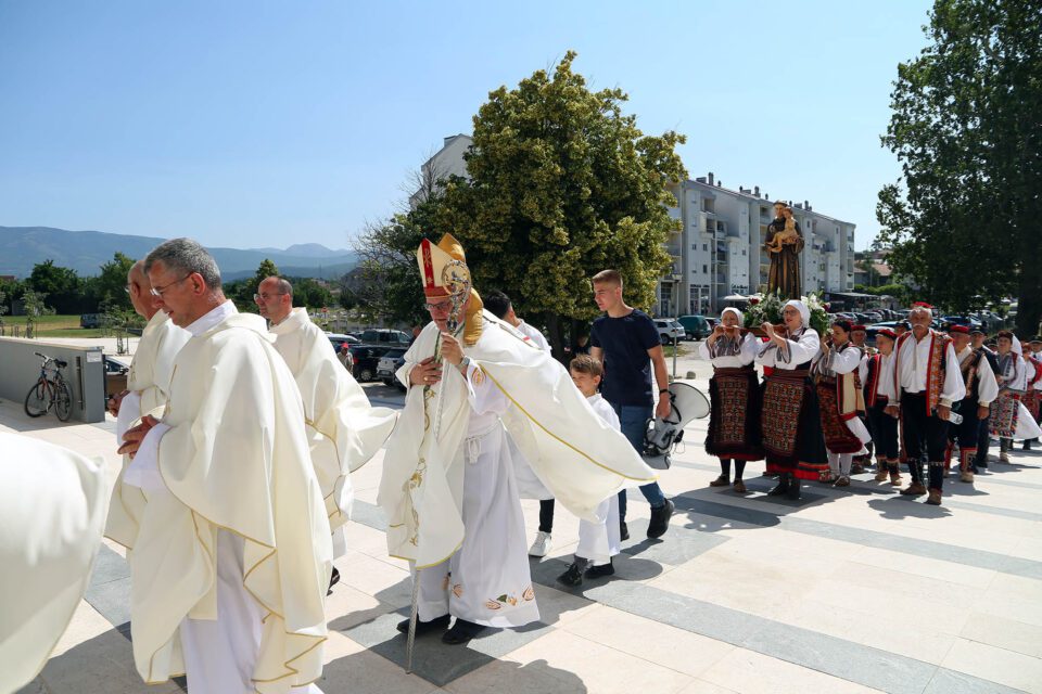 Knin proslavio blagdan svetog Ante Padovanskog. Misno slavlje predvodio biskup Tomislav Rogić.