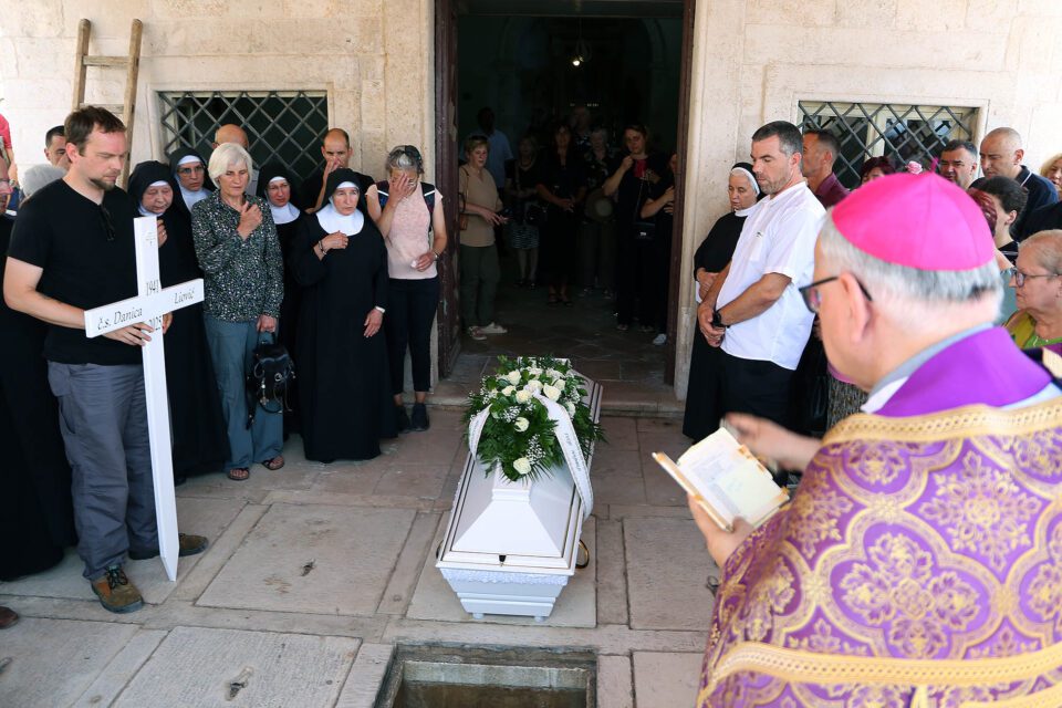 Sprovodni obredi i misa zadušnica za benediktinku s. Skolastiku Danicu Liović.