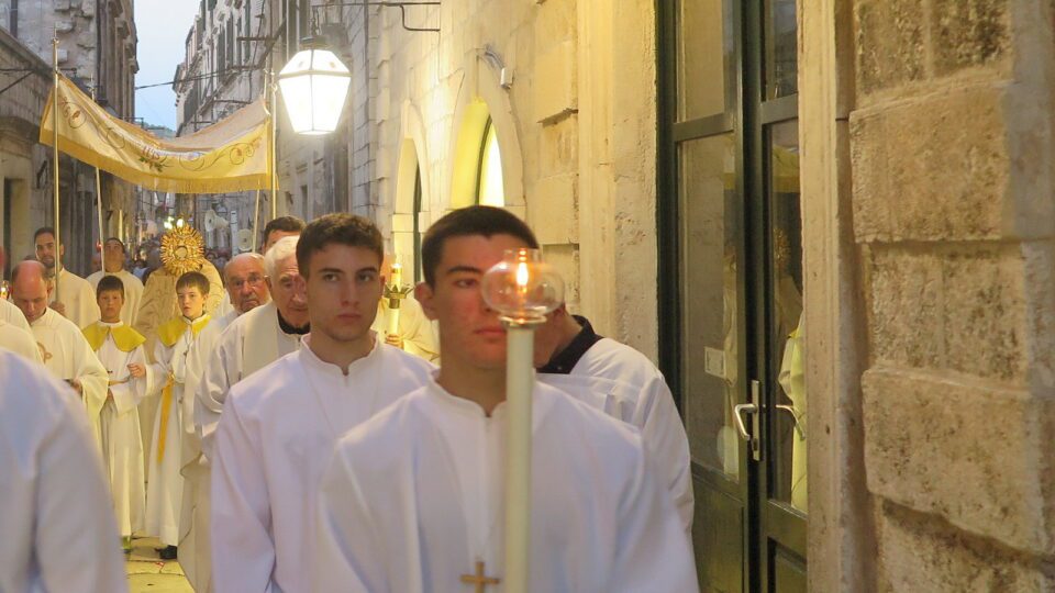 NAJAVA 19. 6. Svetkovina Tijelova s procesijom kroz Grad – Dubrovačka biskupija