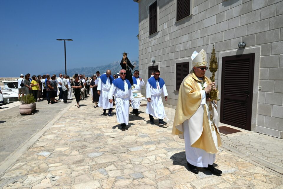 VINJERAC: Blagoslovljen novi oltar i 120. godišnjica dolaska relikvije sv. Ante Padovanskog u Vinjercu