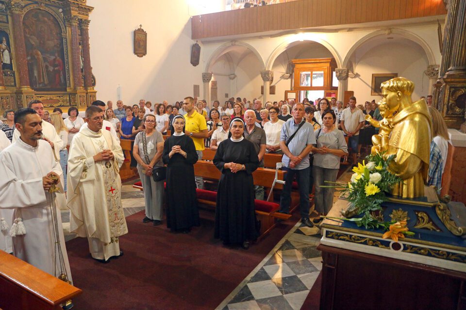 U crkvi svetog Frane proslavljen blagdan svetog Ante. Slavlje je predvodio mons. Tomislav Subotičanec.
