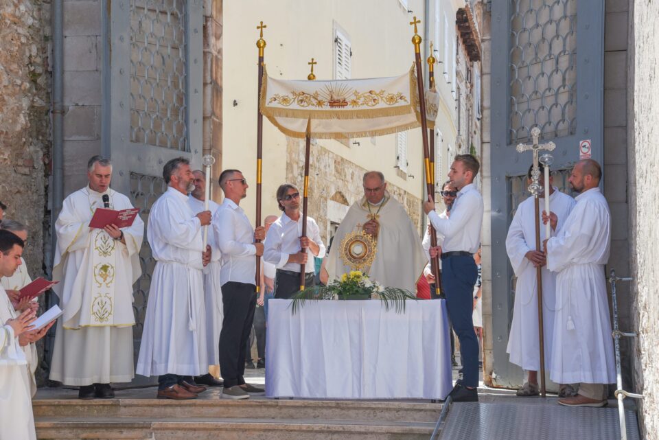 Biskup Štironja predvodio svetu Misu i tijelovsku procesiju u Poreču i u Puli
