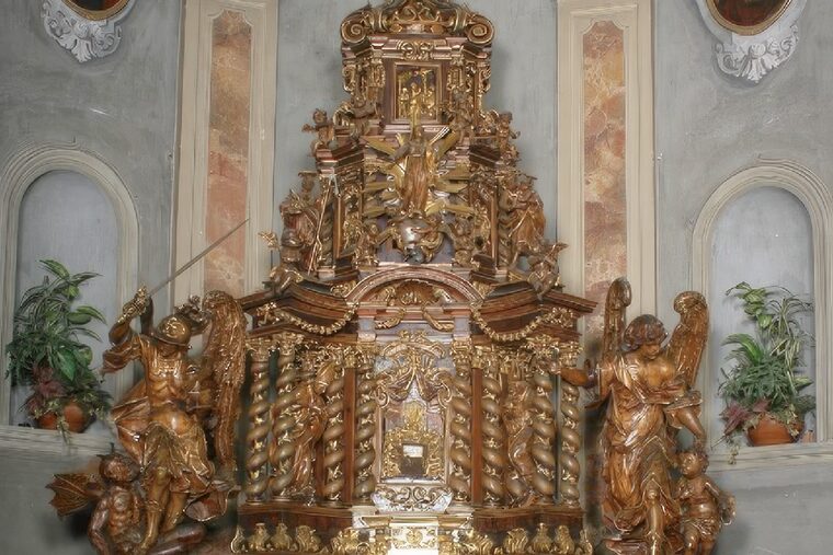 Izvrsno isklesani oltarski komad iz 1692. godine, a joga se ruga ruga Bogu, beatuitetu siromaštva i više sjajnih veza!
