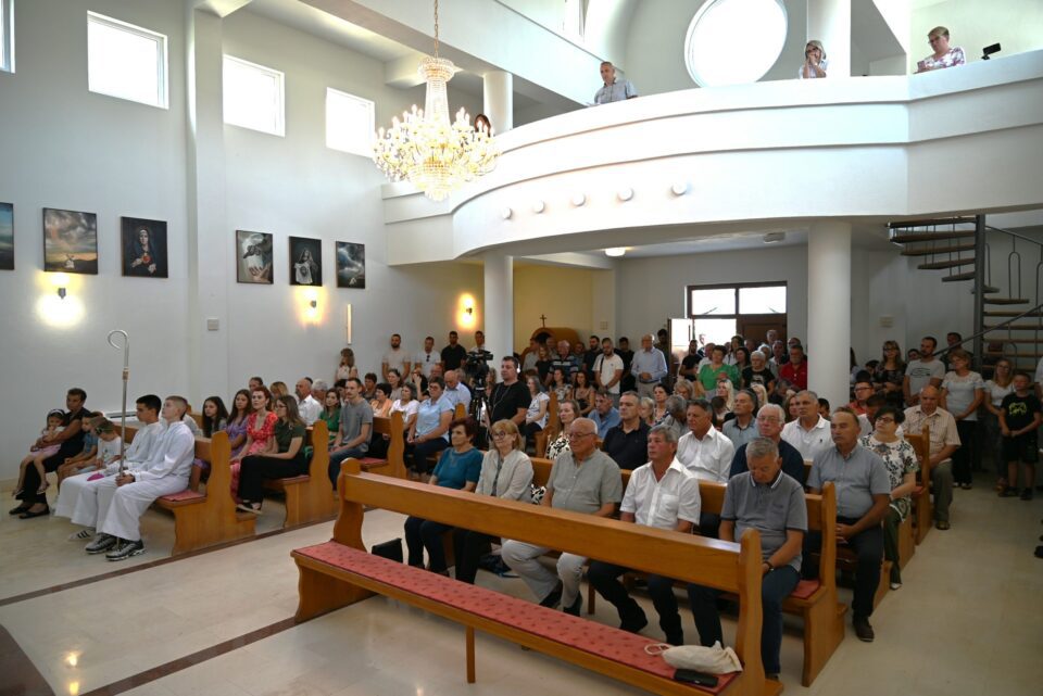 LISIČIĆ: Nadbiskup Zgrablić posvetio župnu crkvu Rođenja Blažene Djevice Marije u Lisičiću