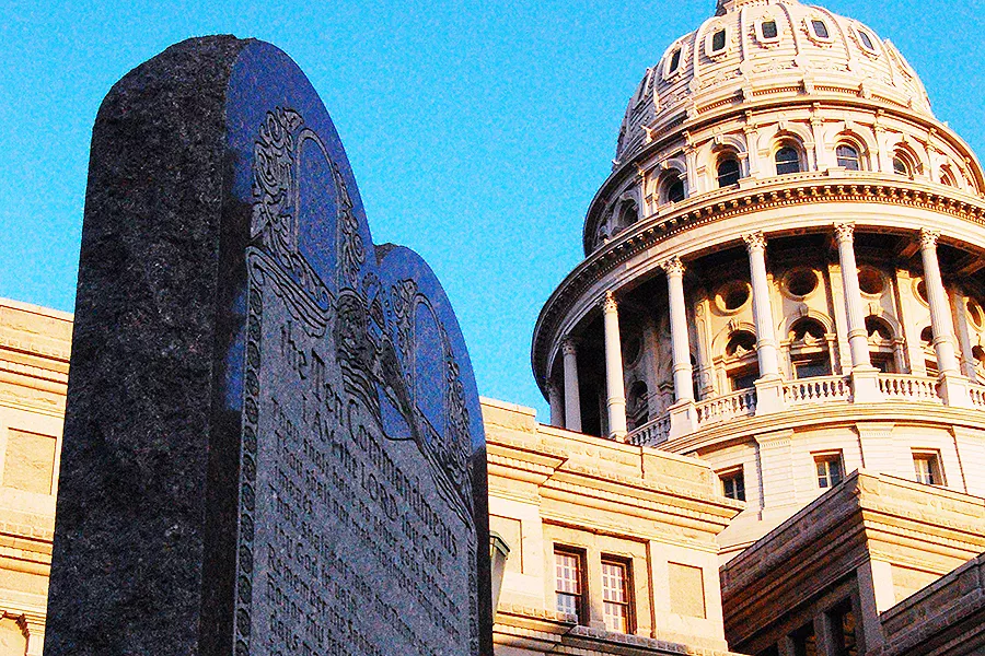 Vladin Greg Abbott potpisuje zakon koji zahtijeva deset zapovijedi u svim teksaškim učionicama