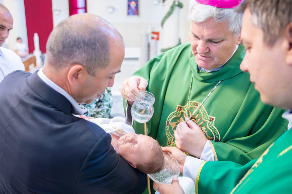 Biskup krstio peto dijete obitelji Medur i prvo obitelji Glavinić – Sisačka biskupija