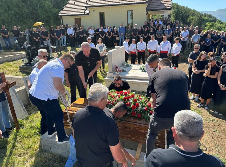 Pokopan uzorni vjernik Mate Perković