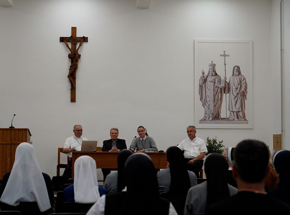 Radni dio susreta misionara i posjet nadbiskupu Hraniću