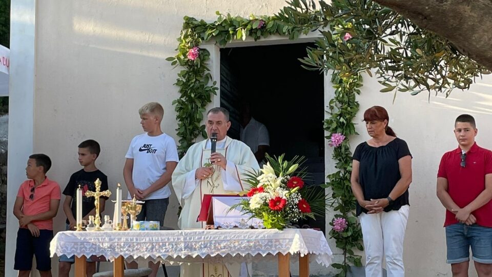 Proslavljen Sv. Ivan na Bravinjcu u Postranju uz blagoslov automobila – Dubrovačka biskupija