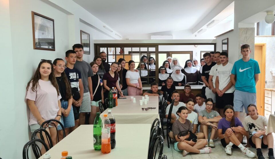 Franjevačka mladež iz Dubrava u posjetu sestrama klarisama u Brestovskom