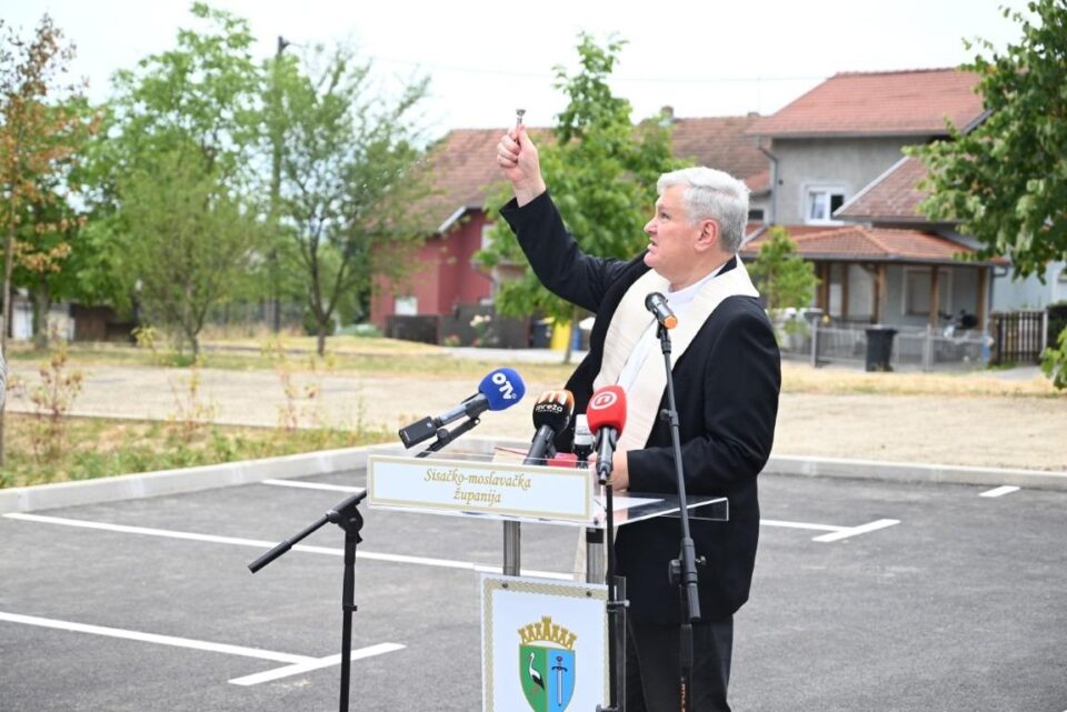Biskup blagoslovio novosagrađenu stambenu zgradu za stradale u potresu – Sisačka biskupija
