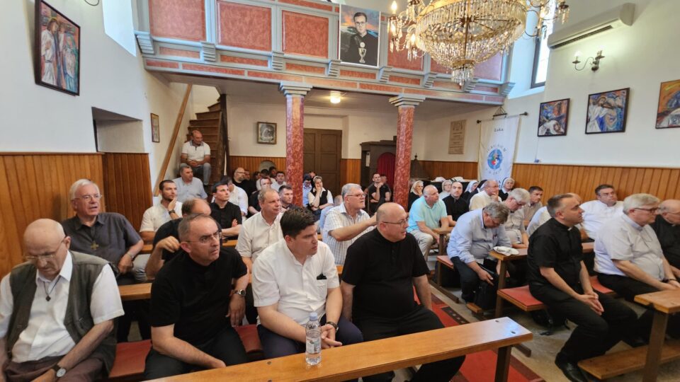 LUKA: Zlatko Begonja izlagao o temi “Komunistički obračuni i pokušaj raslojavanja u Katoličkoj Crkvi nakon Drugog svjetskog rata” na Svećeničkom i Redovničkom danu Zadarske nadbiskupije