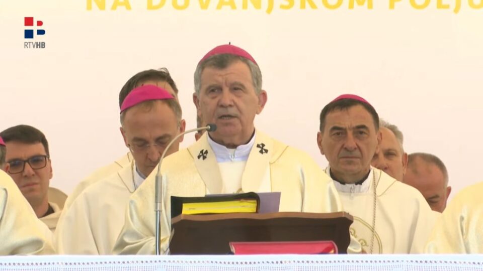 Pozdrav nadbiskupa Vukšića na početku misnog slavlja u prigodi Jubilejske proslave u Tomislavgradu