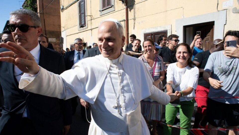 Papa Lav XIV. stigao u Castel Gandolfo: vjernici ga dočekali s pljeskom i molitvom