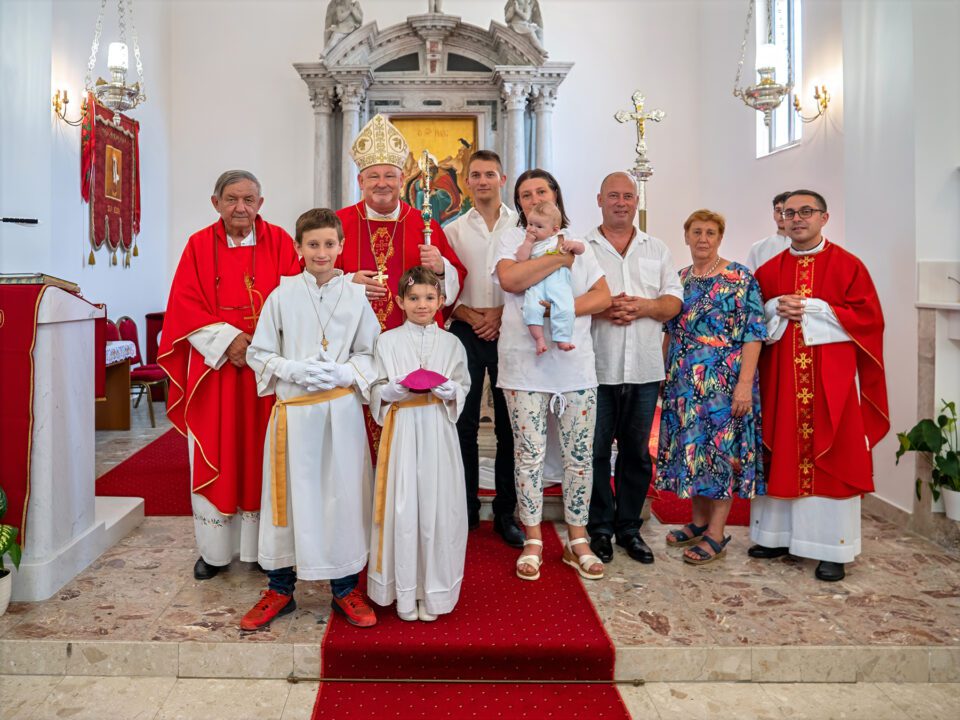 Biskup Petanjak krstio četvrto dijete obitelji Maškarin –