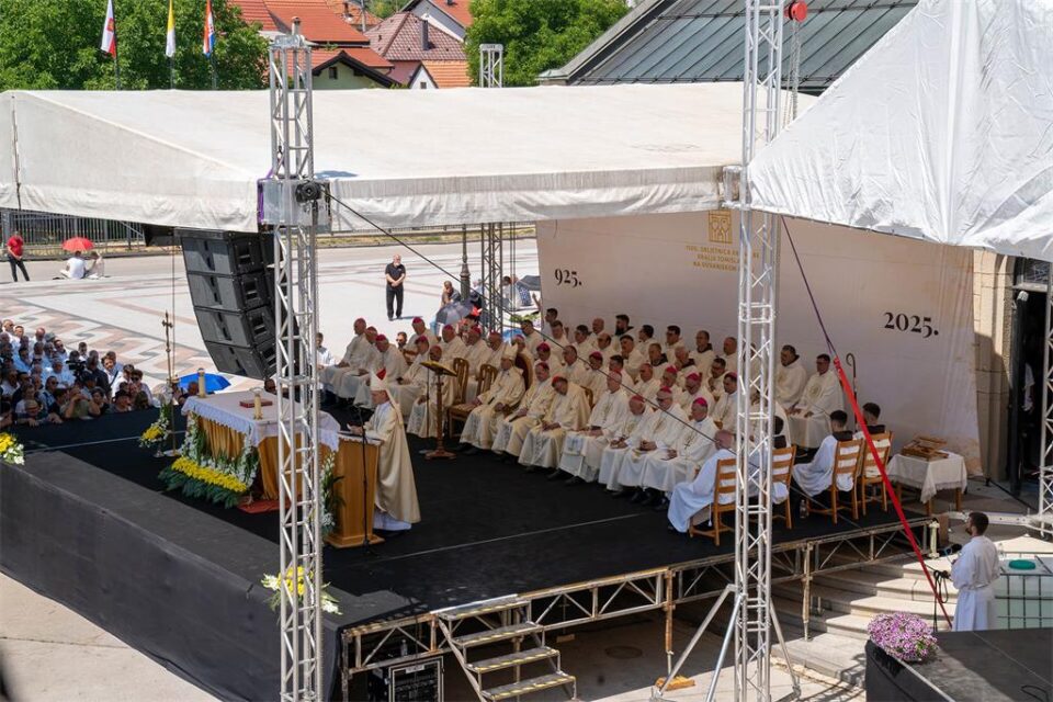 Zagrebačka nadbiskupija – Jubilejska misa za 1100. obljetnicu Hrvatskoga Kraljevstva i splitskih crkvenih sabora u Tomislavgradu